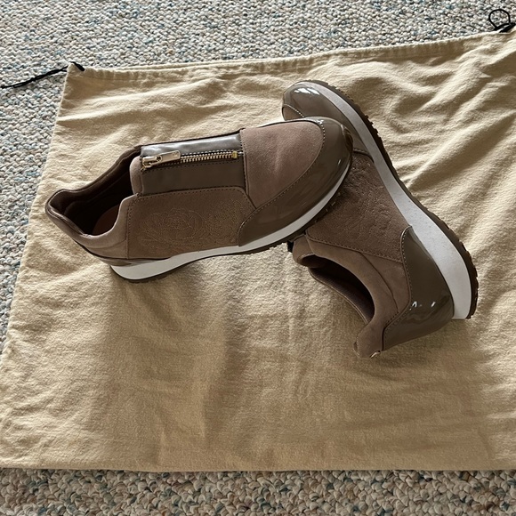 New Taryn Rose Zip Up Sneakers - Picture 4 of 10